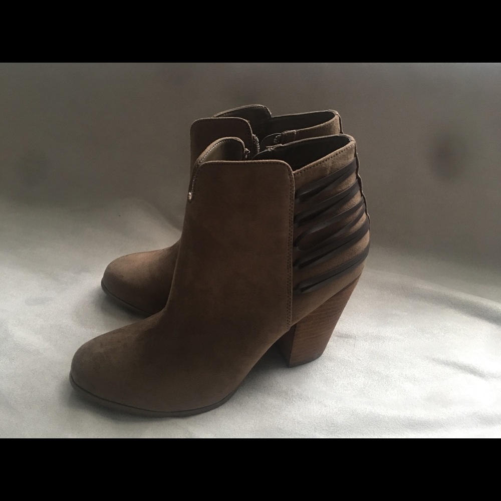 Carlos Santana women’s ankle booties 😍. Size 10.
